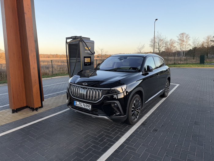 Der SUV benötigt vier Anläufe, bevor er Energie aus dem Fastned-Schnelllader annimmt. (Bild: Dirk Kunde)